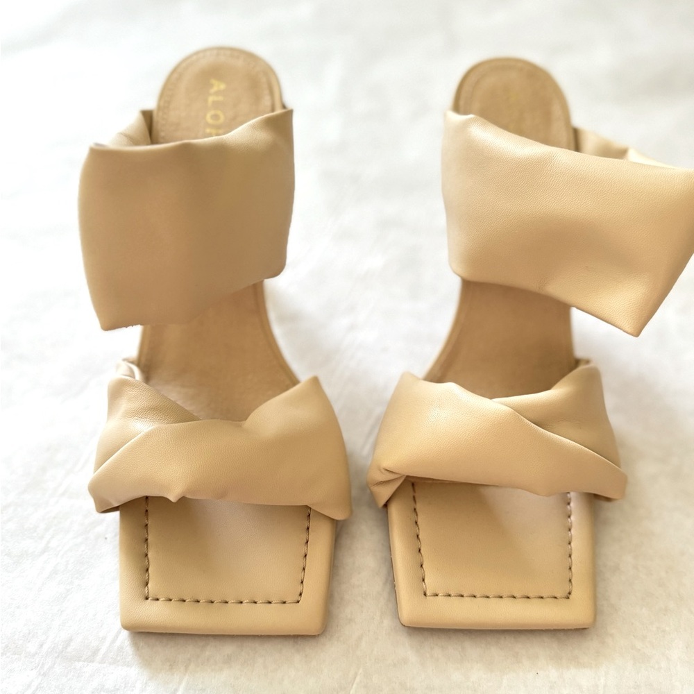 New ALOHAS Twist Strip Heel Cream Size 6